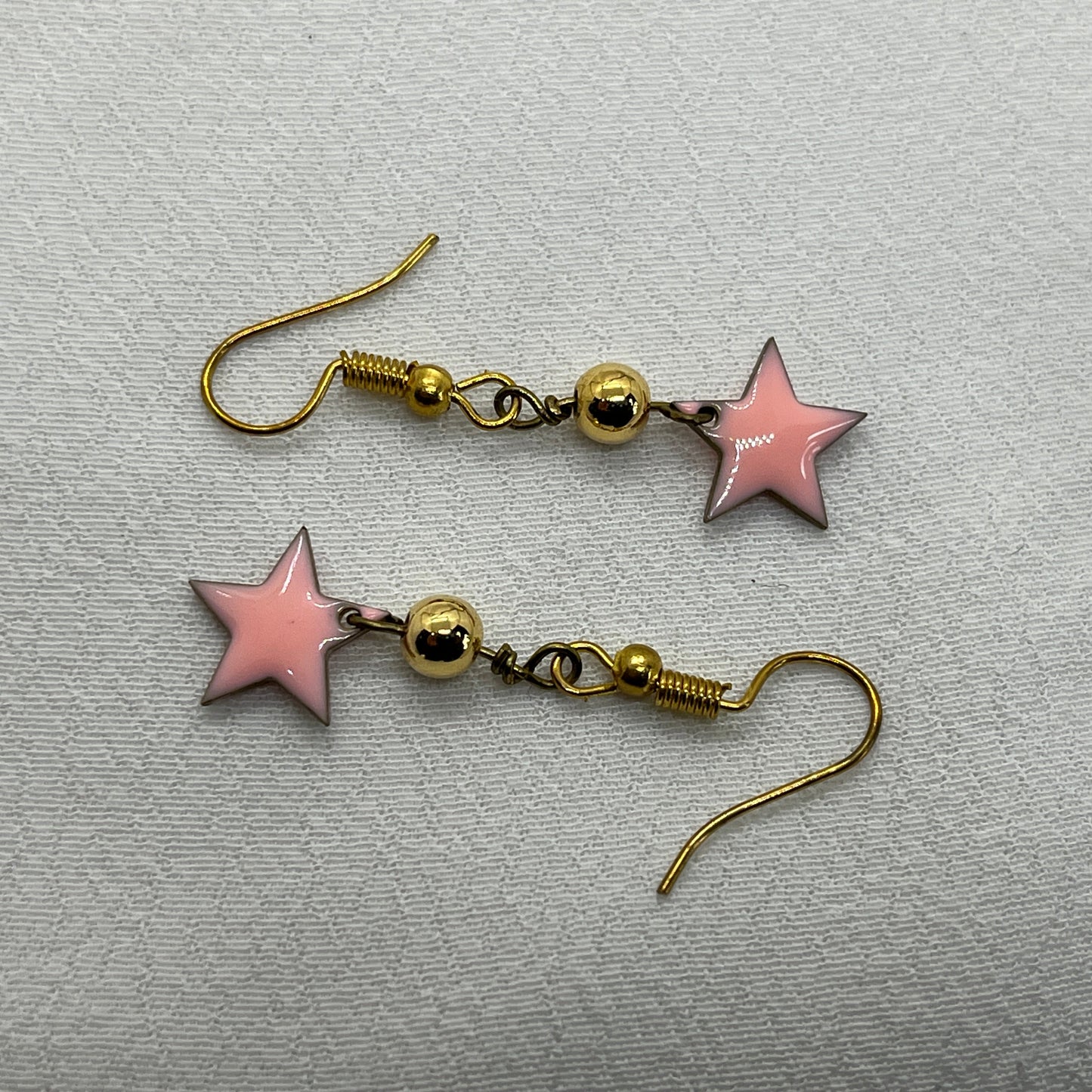 Messing øreringe med lyserød stjerne