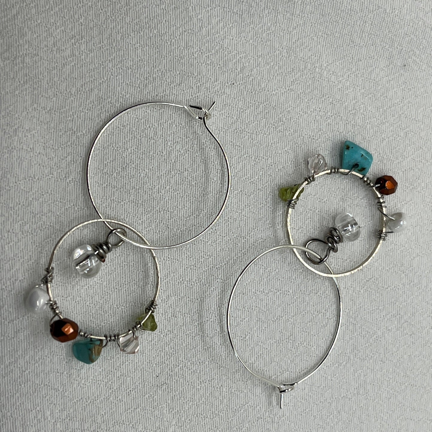 Creoler i sølv med rundt vedhæng viklet med perler