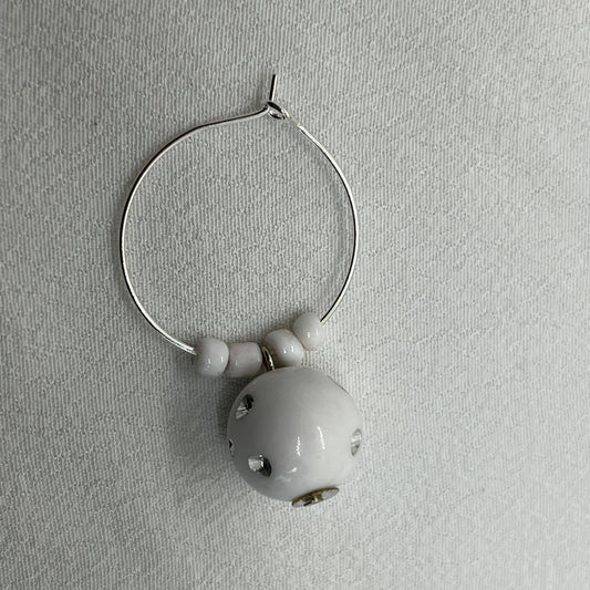 Single creol i sølv med hvid sten