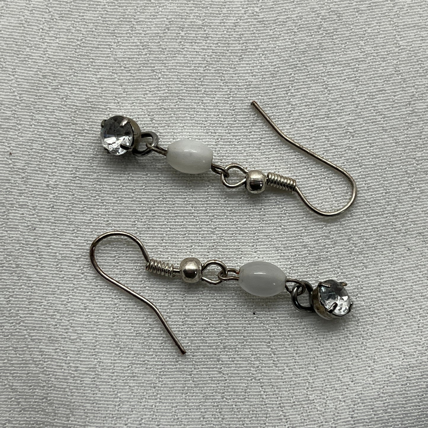 Sølv øreringe med mælkehvid sten