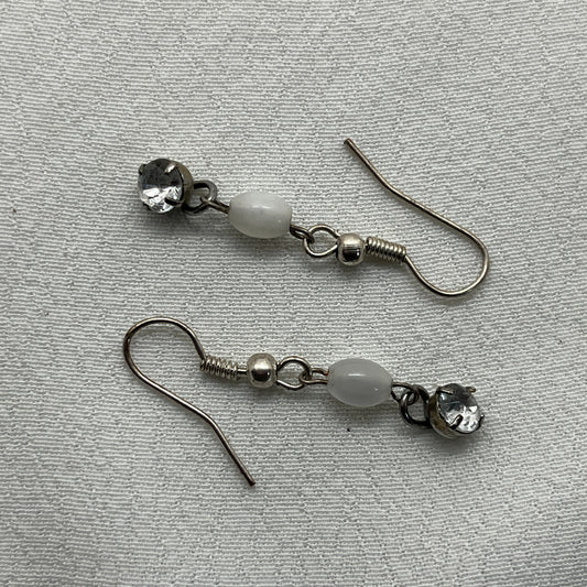 Sølv øreringe med mælkehvid sten