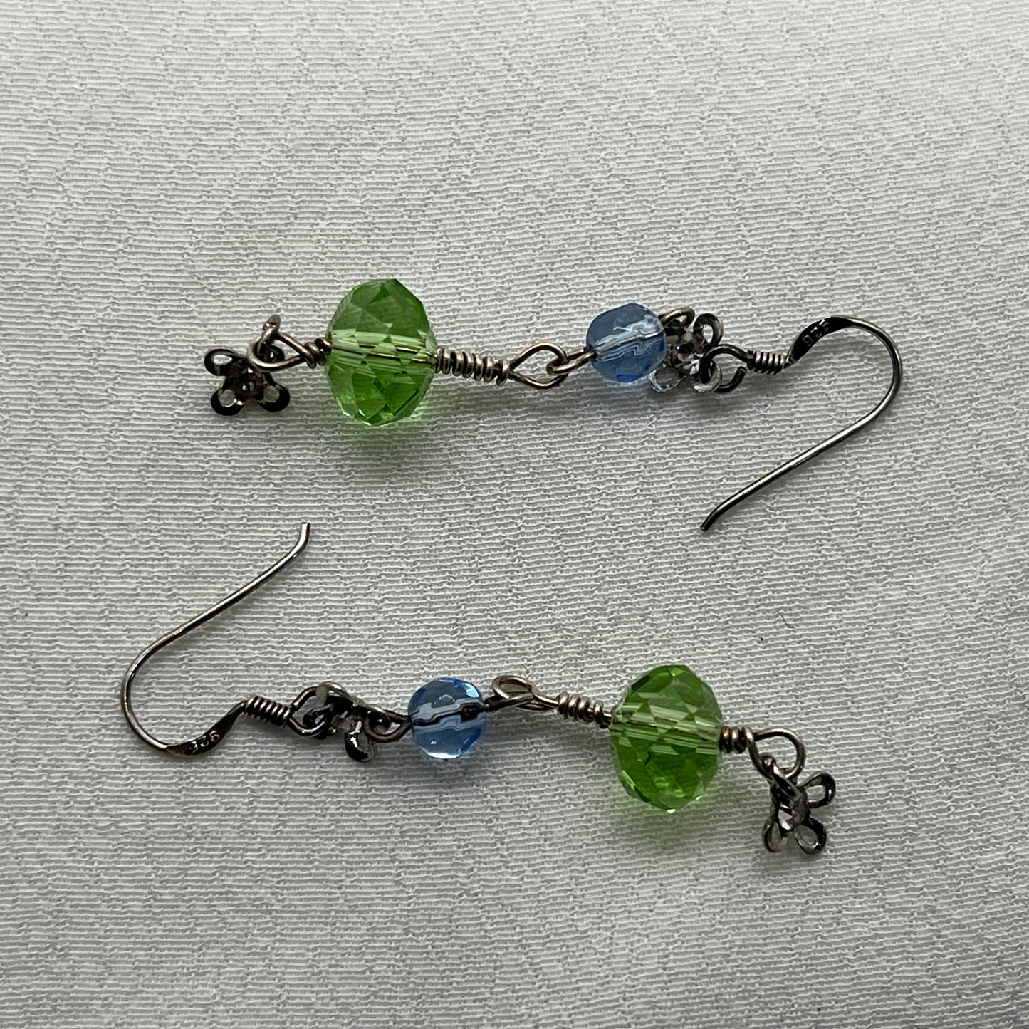 Øreringe i sølv med blå og grøn krystal