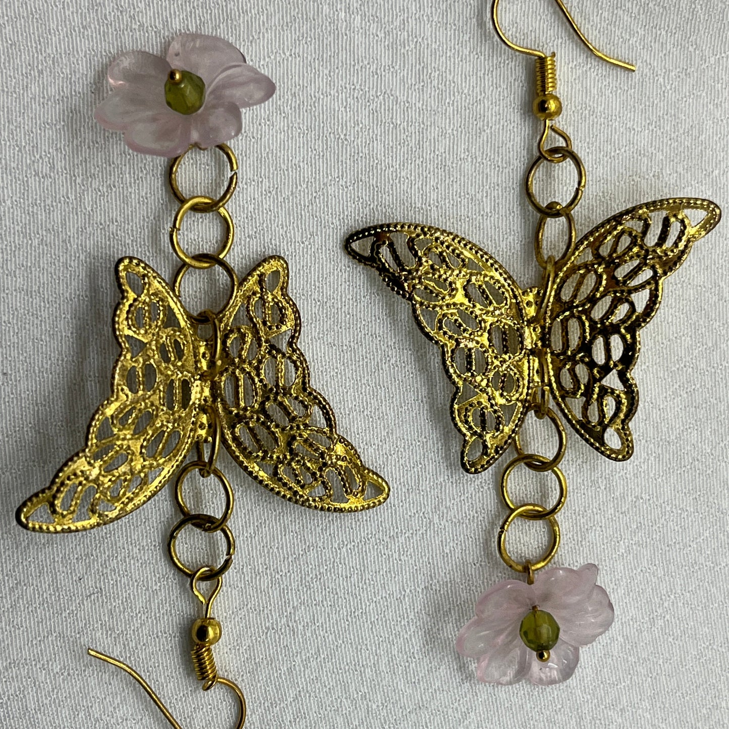 Messing øreringe med messing sommerfugl