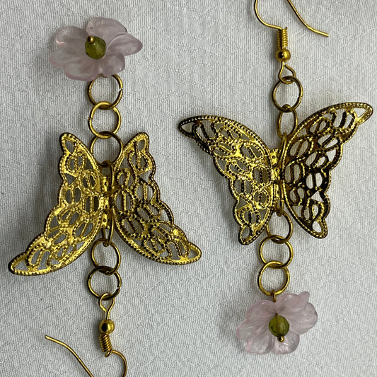 Messing øreringe med messing sommerfugl