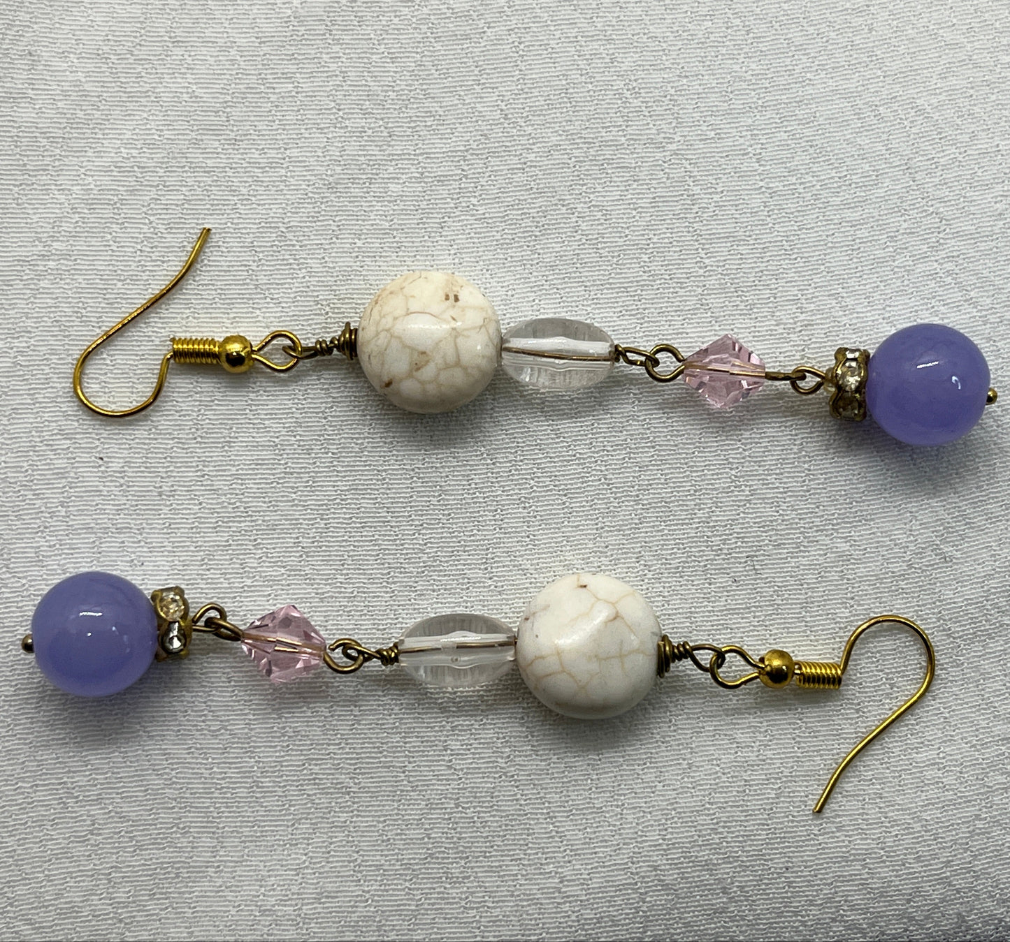 Messing øreringe med vedhæng af Howlit og Ametyst