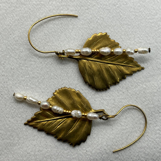 Øreringe i guldbelagt sølv med blade i messing