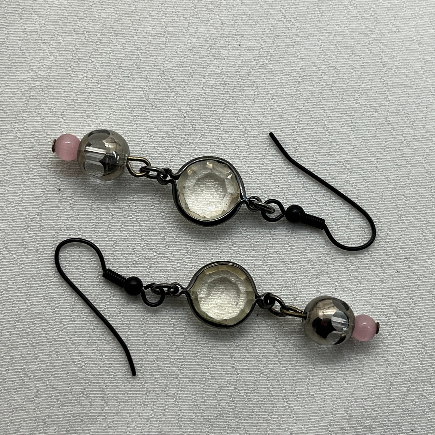 Sorte øreringe m. facetteret glasperle