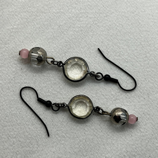 Sorte øreringe m. facetteret glasperle