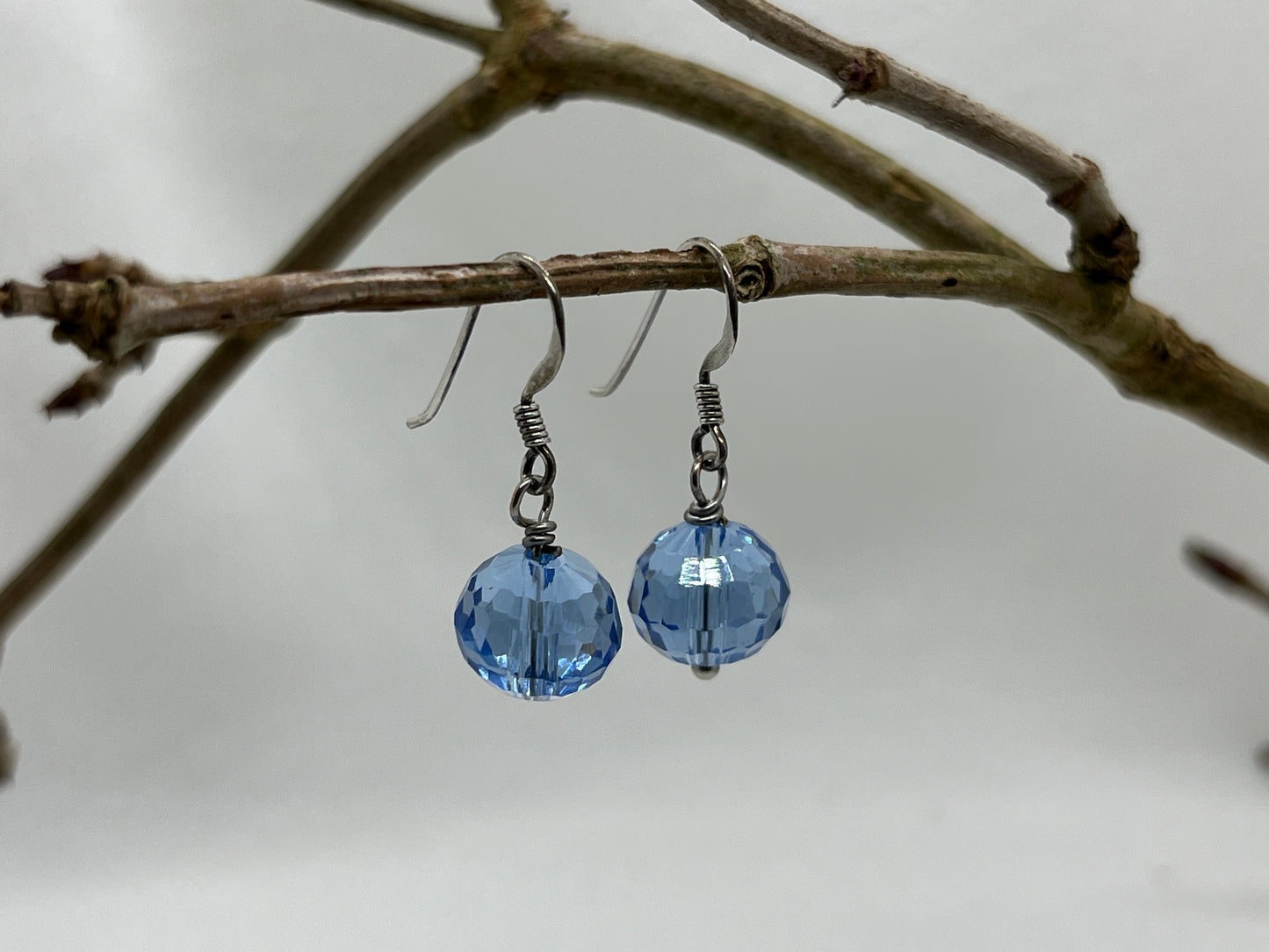 Sølv øreringe med smuk blå krystal
