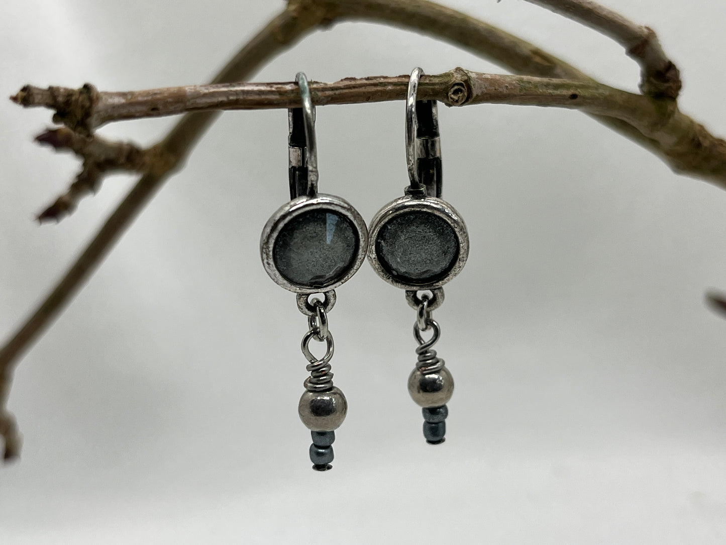 Sølv brioche ørering med grå perle