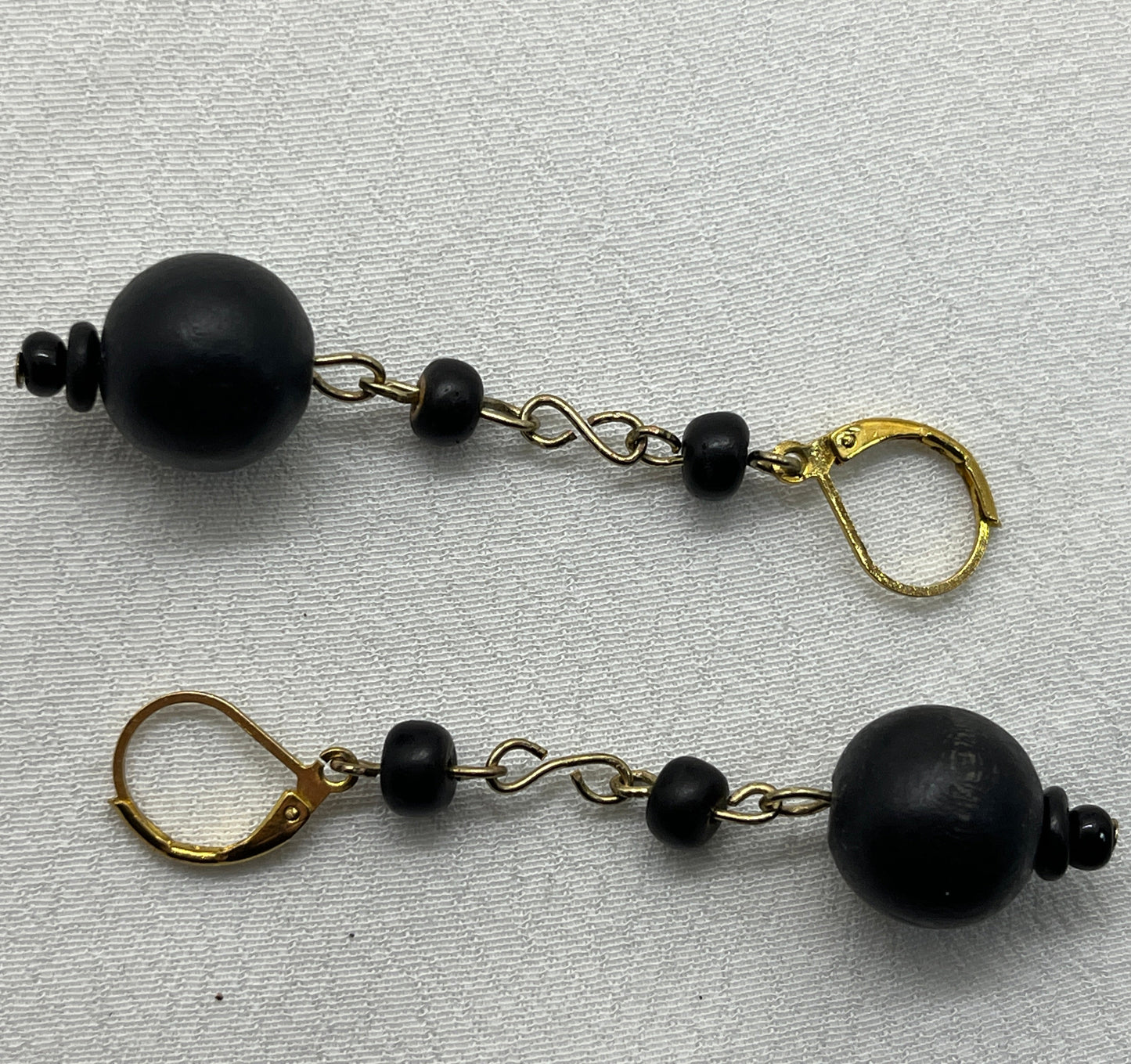 Messing brioche med sorte perler