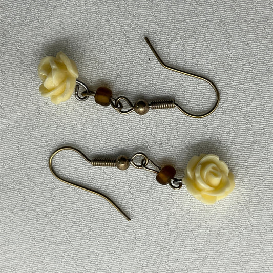 Ørering i sølv m. råhvid blomst