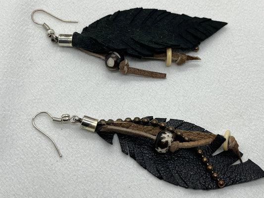 Ørering i sølv med sorte skindfjer