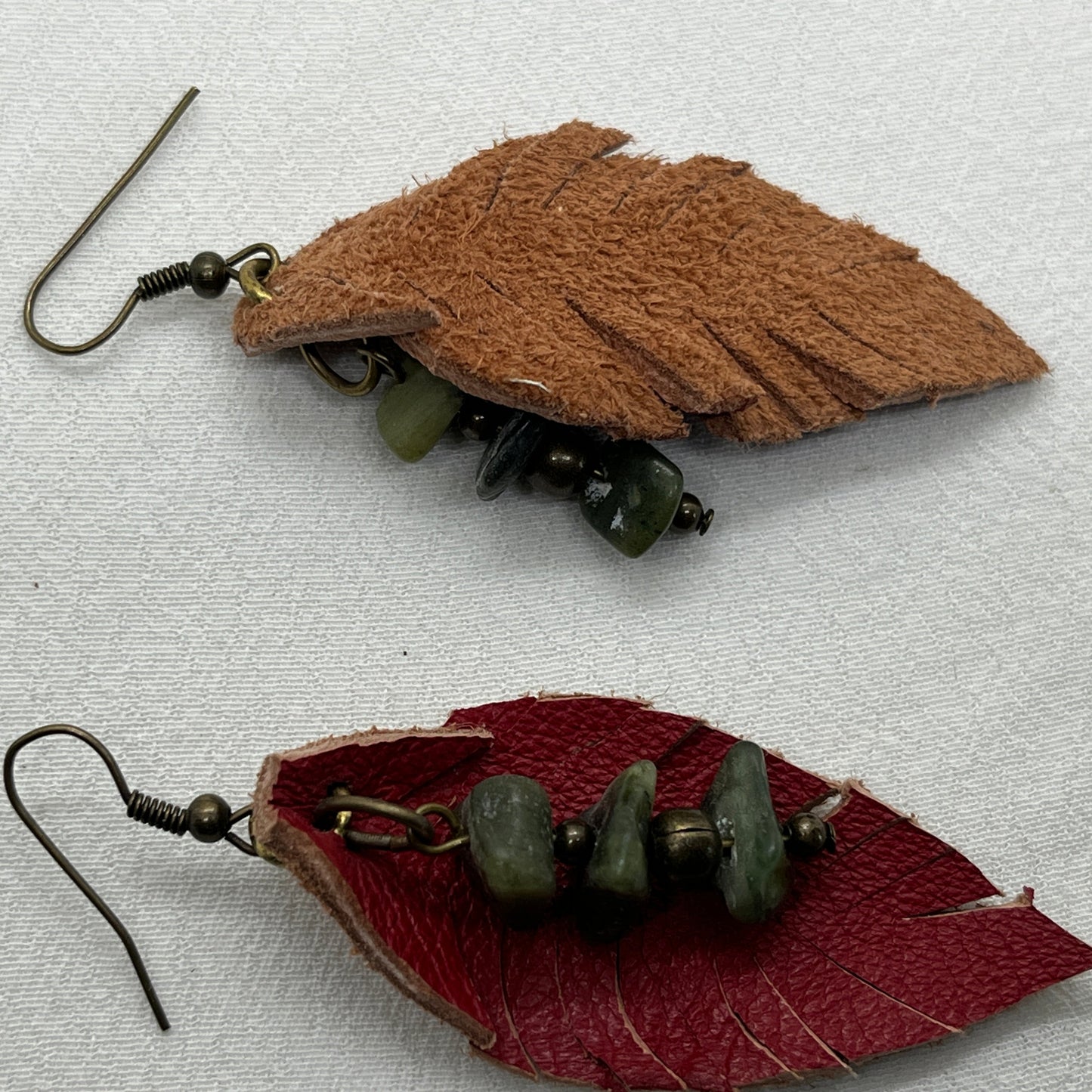 Ørering i antik messing med røde skindfjer