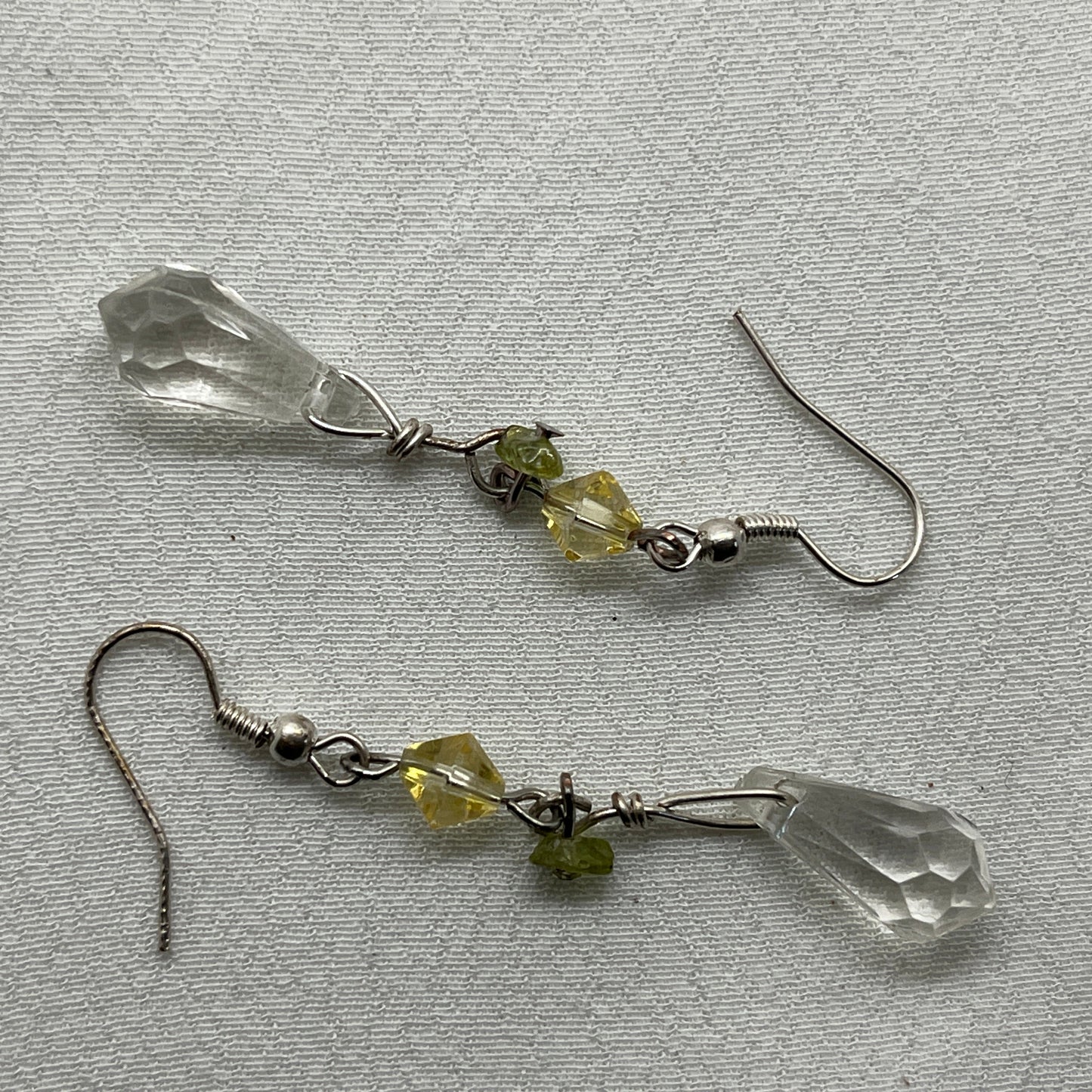 Ørering i sølv med klar dråbeformet perle