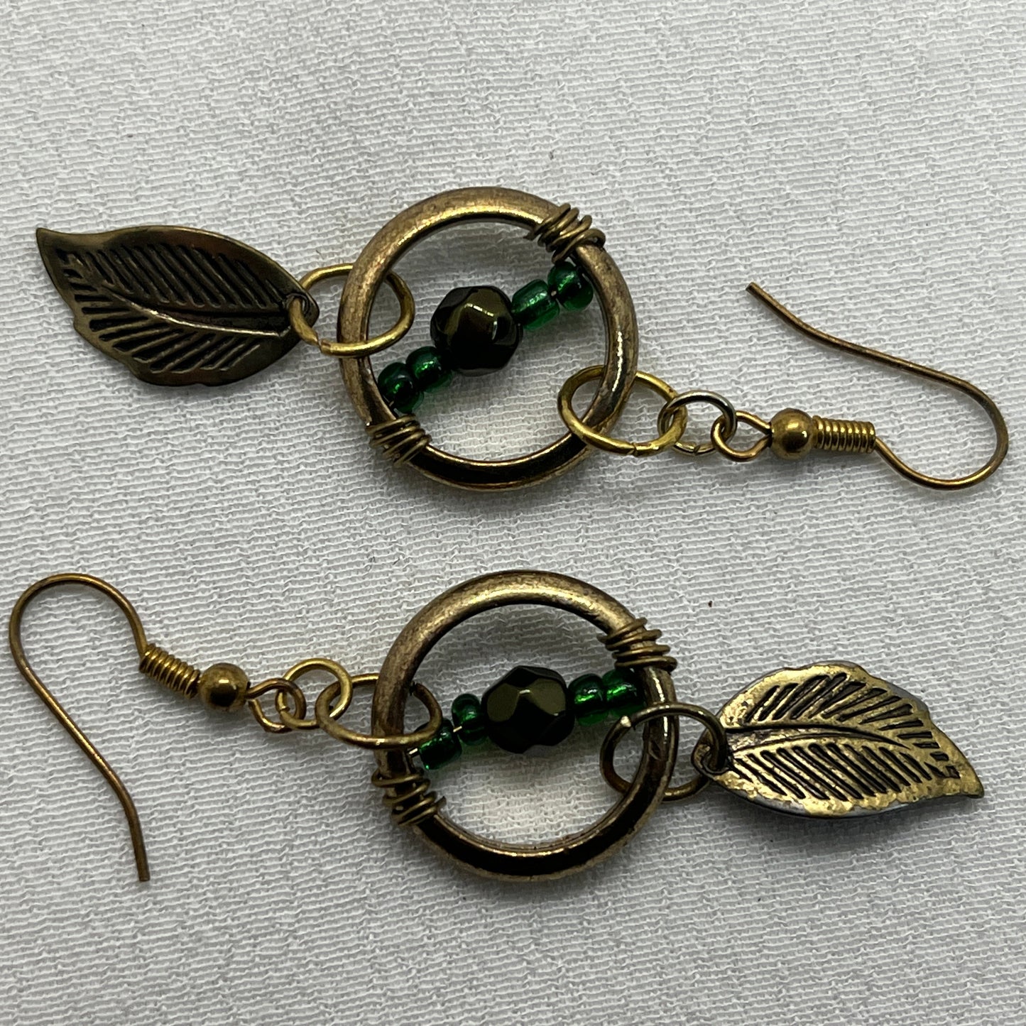 Ørering i messing med cool vedhæng