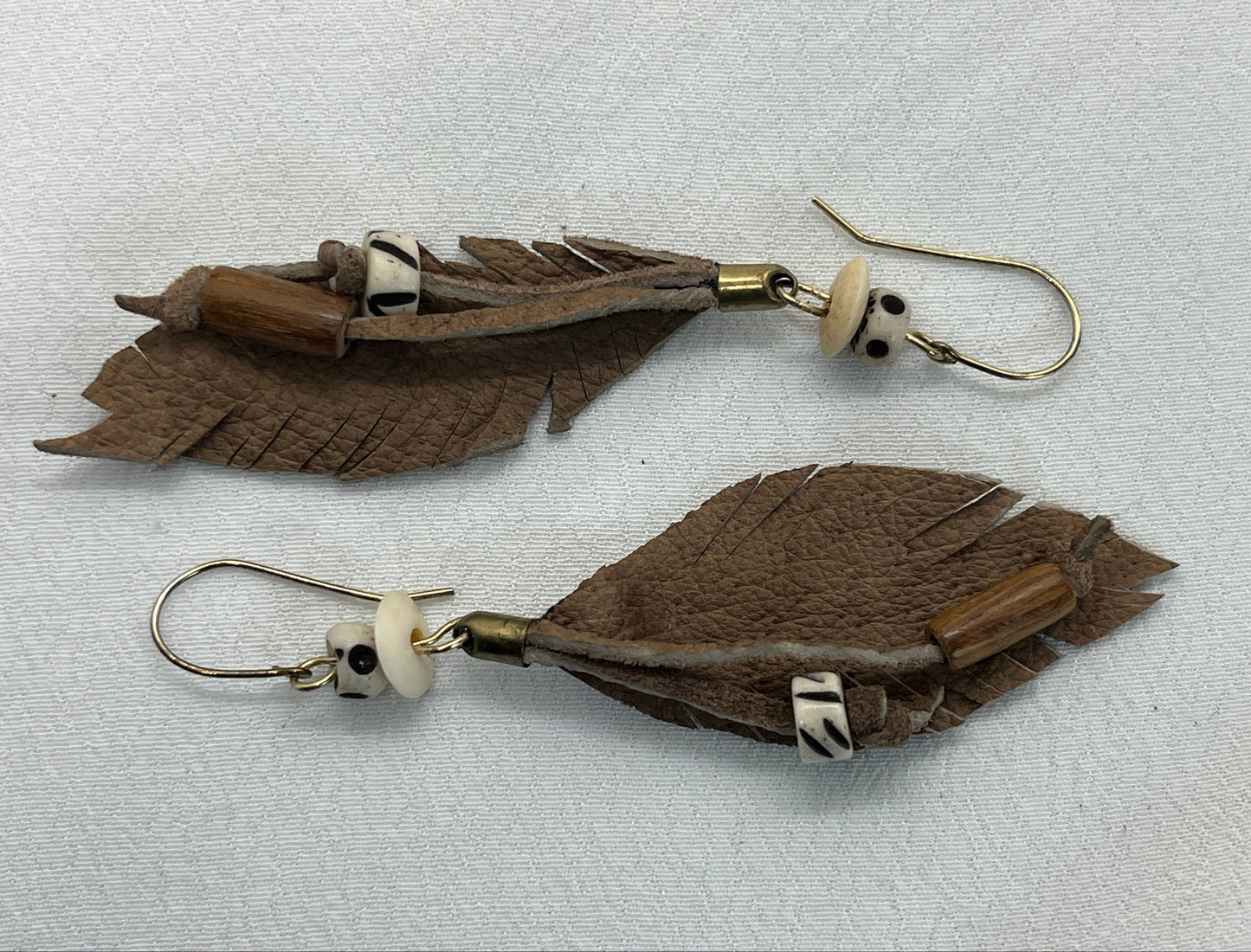 Messing ørering med skind fjer