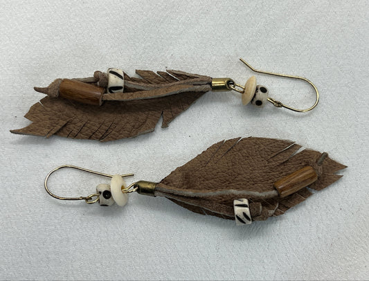 Messing ørering med skind fjer