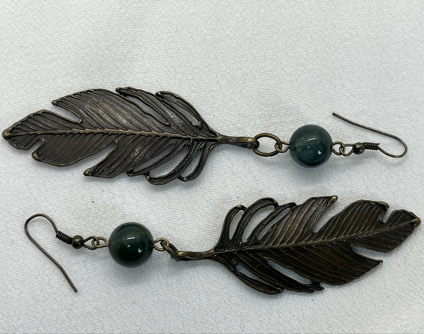 Øreringe i antikmessing m. perle og blad