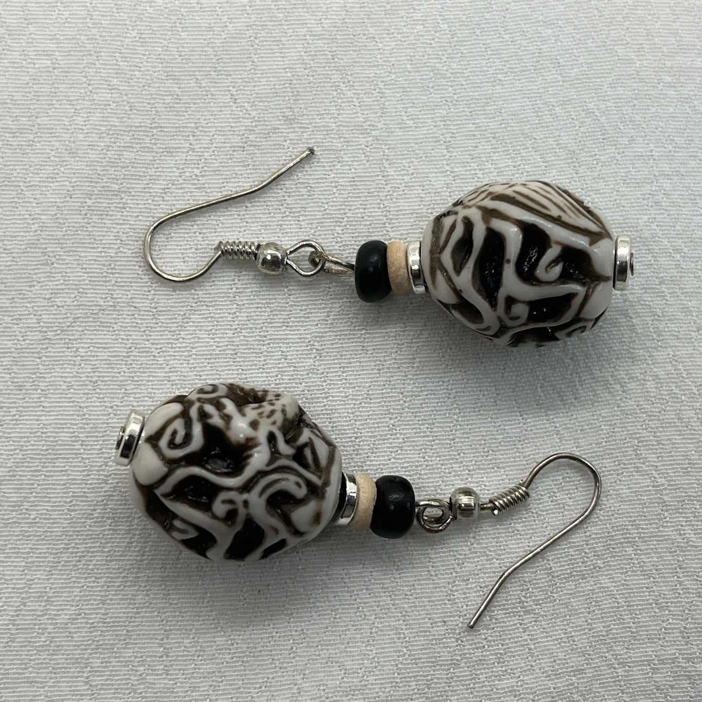 Sølv øreringe med arabesk perle