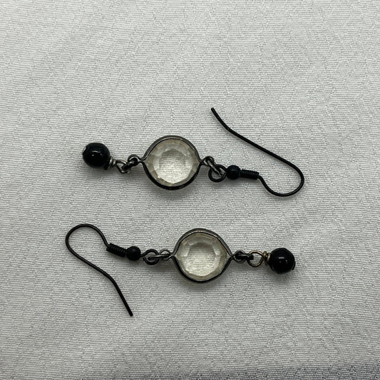 Øreringe i gunmetal med facetteret perle