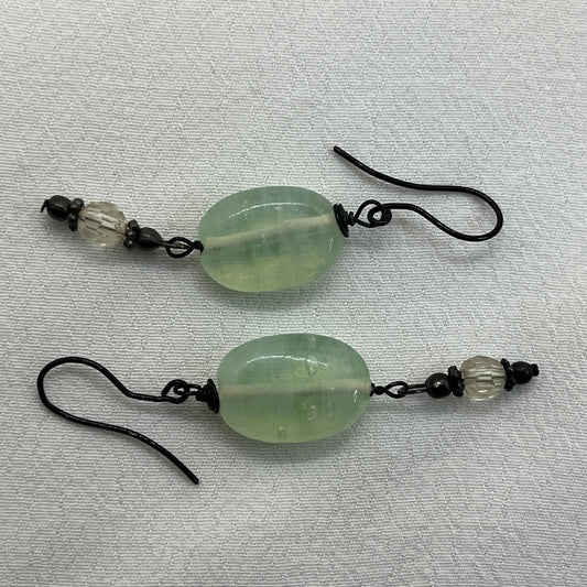 Sorte øreringe med grøn perle