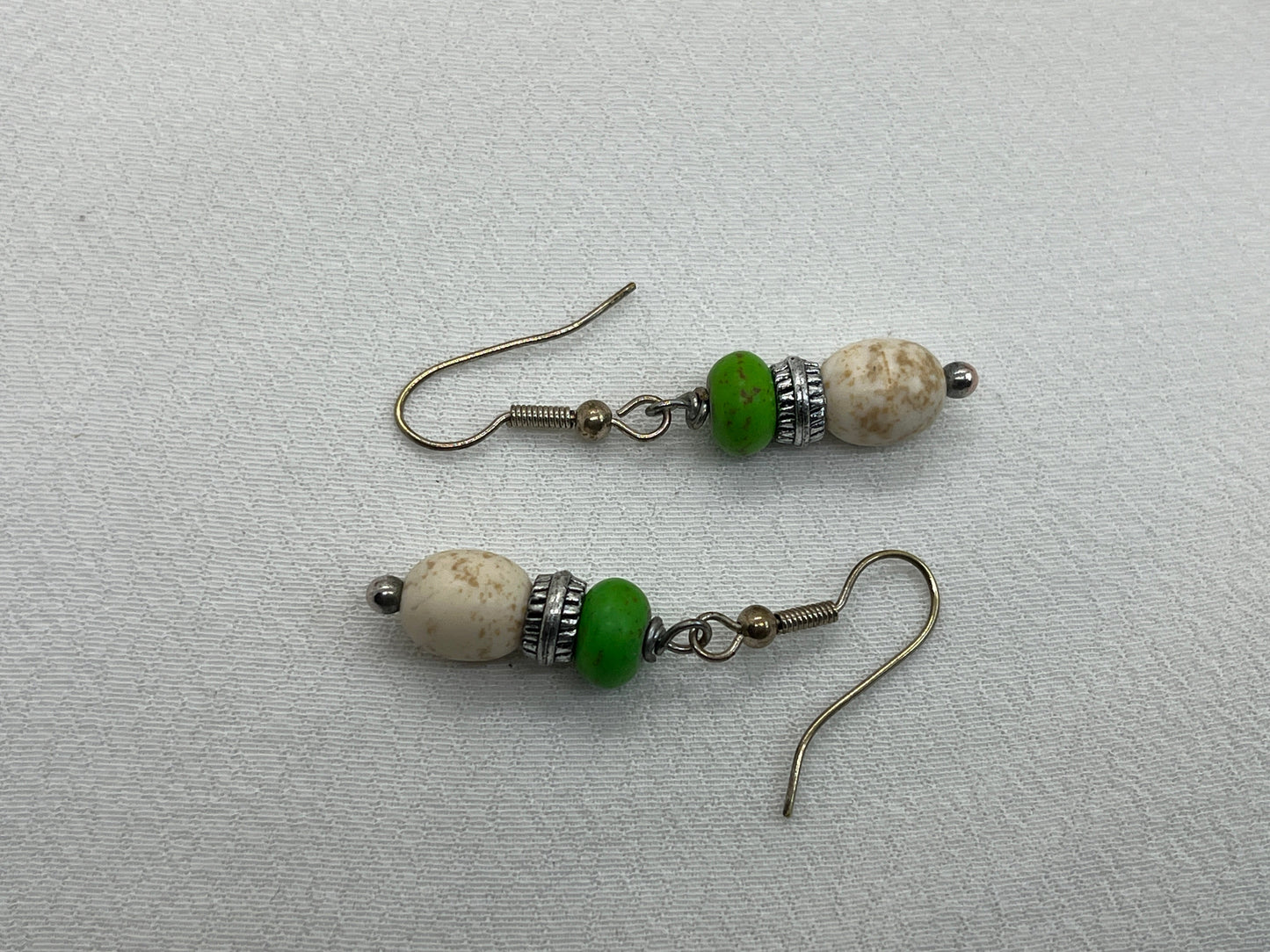 Sølv ørering med grøn og sand perle