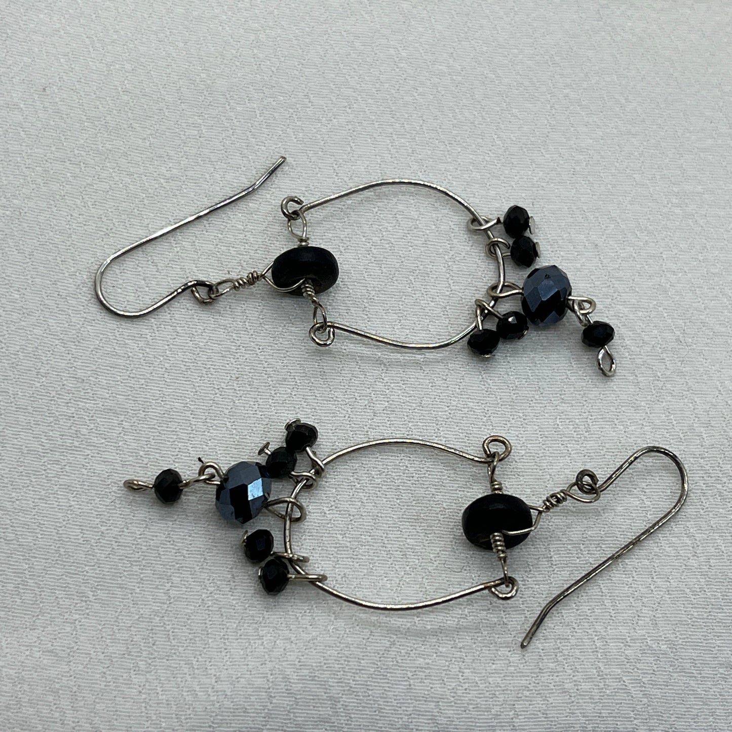 Sølv øreringe med mange små sorte perler