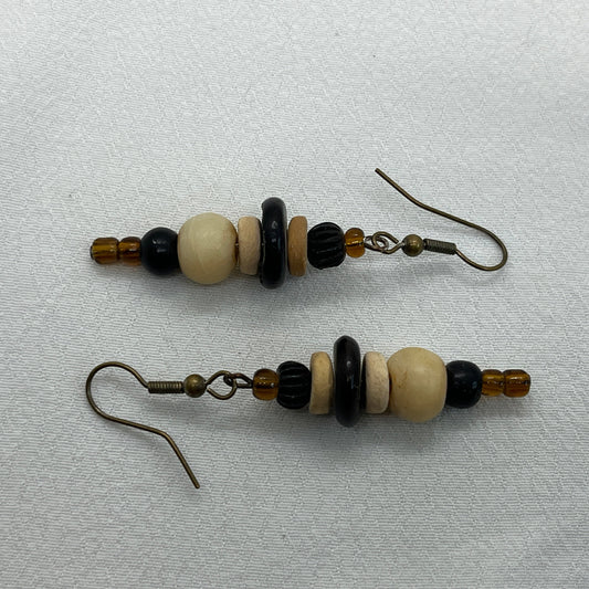 Antik messing øreringe med ben og perler