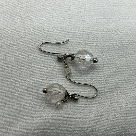 Sølv øreringe og klare perler
