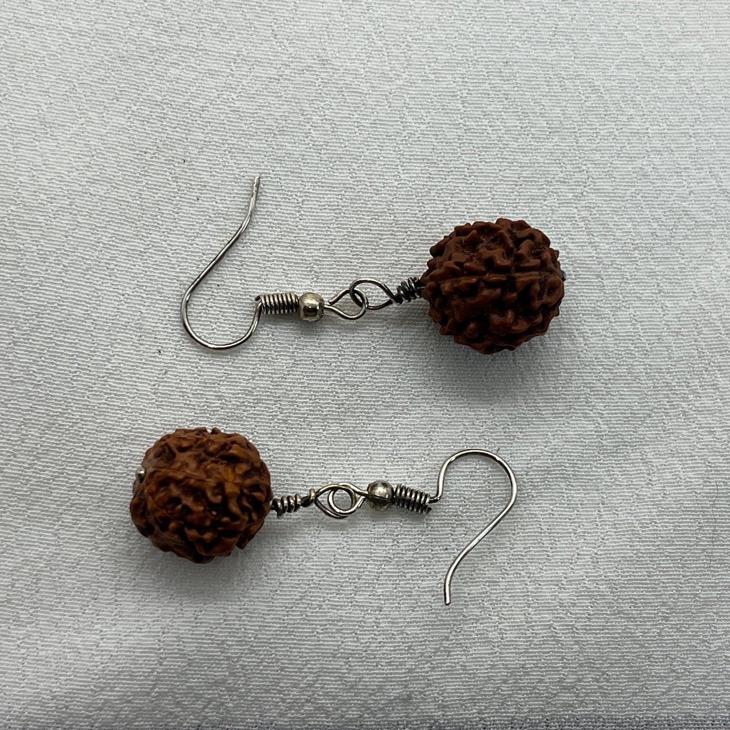 Sølv øreringe med brun frøstand