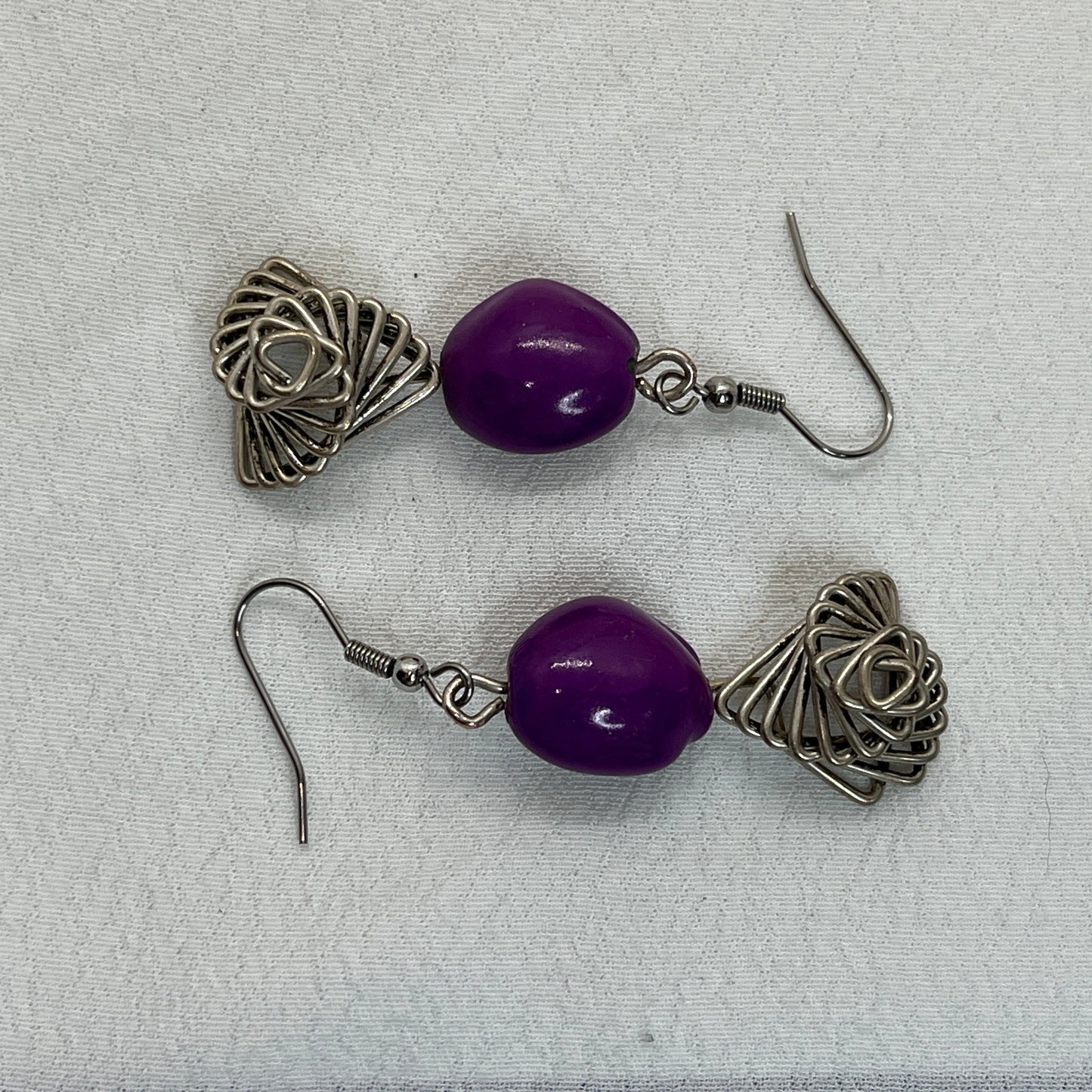 Sølv øreringe med spiraler og lilla perler