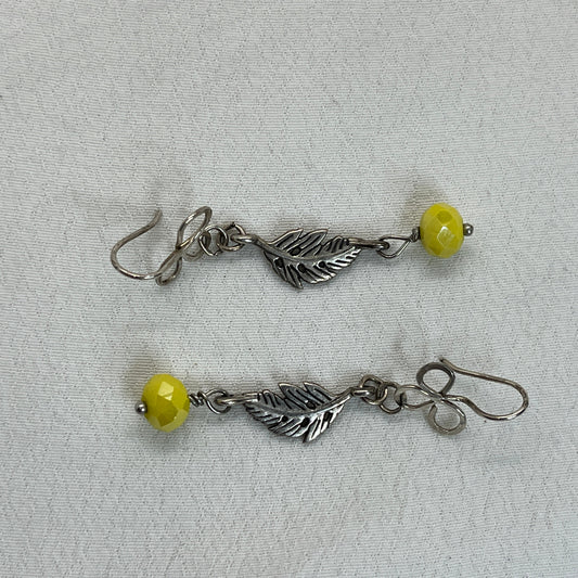 Sølv ørering med smuk gul sten