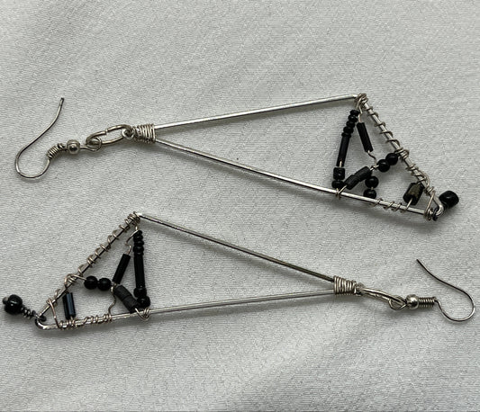 Lang sølv ørering med sorte sten