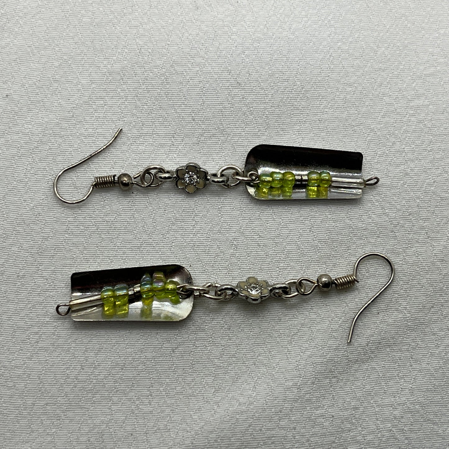 Sølv øreringe med finurligt vedhæng