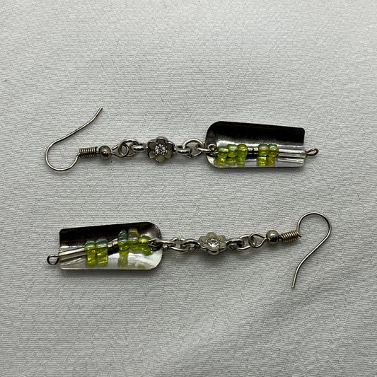 Sølv øreringe med finurligt vedhæng