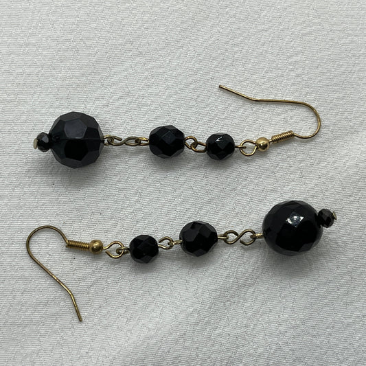 Messing øreringe med sorte perler