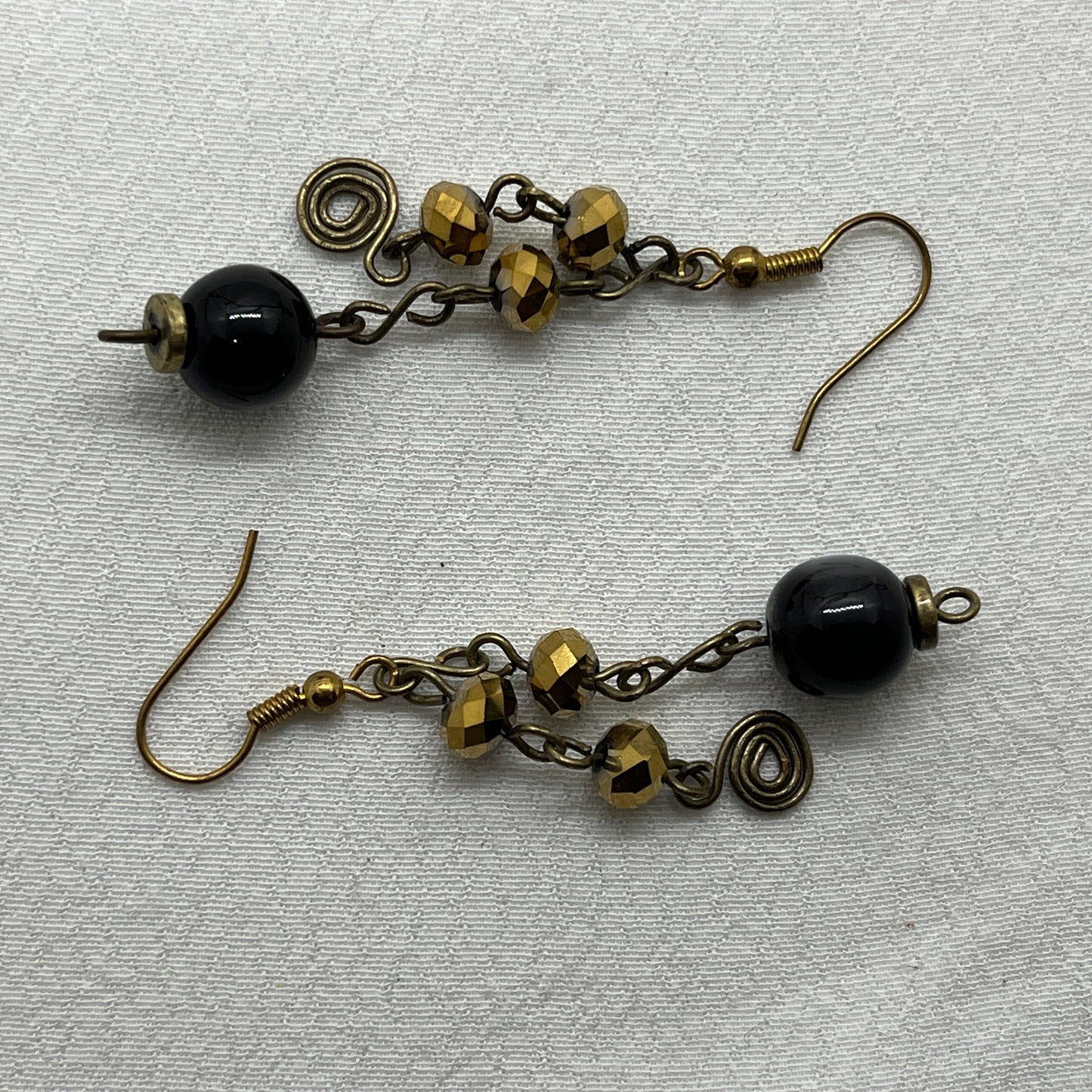 Messing øreringe med sort Cateye