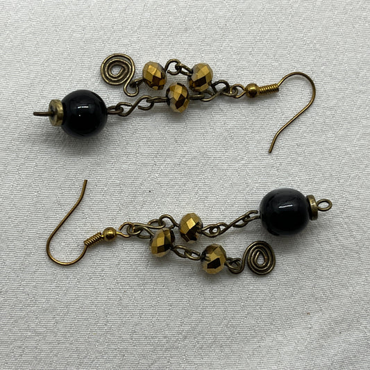 Messing øreringe med sort Cateye