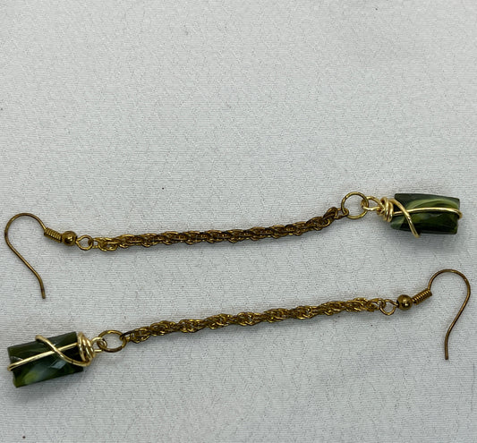 Messing øreringe med kæde og grøn perle