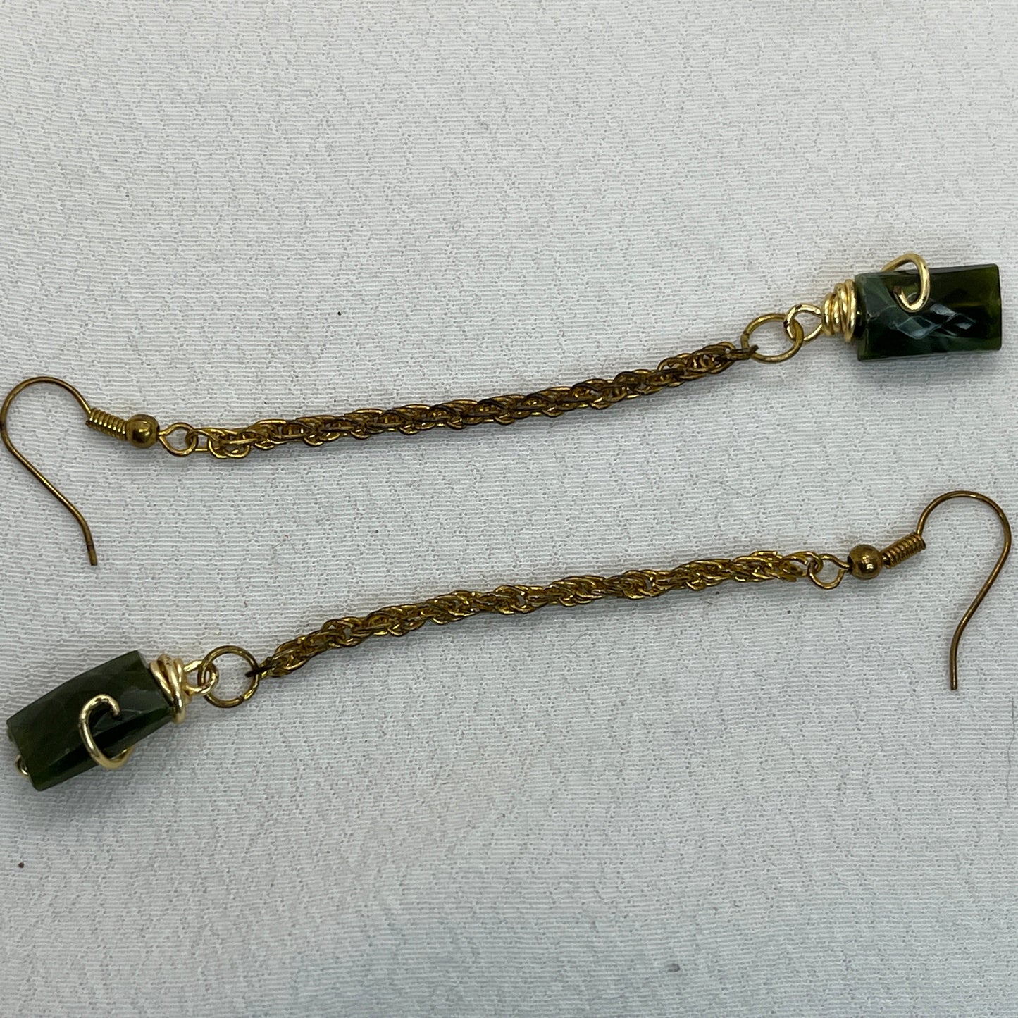 Messing øreringe med kæde og grøn perle