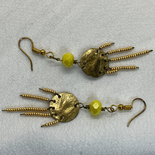 Messing øreringe med gul sten og guld