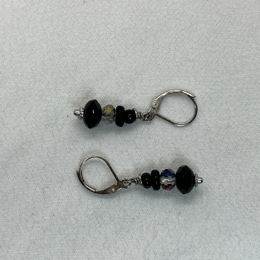 Brioche ørering i sølv med facetteret sort og klar perle