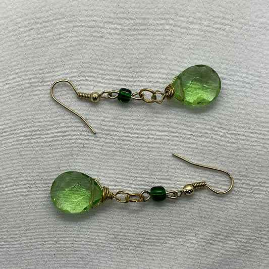 Messing ørering med facetteret grøn glas