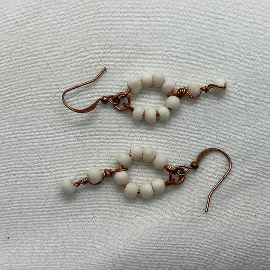 Kobber øreringe med koralperler