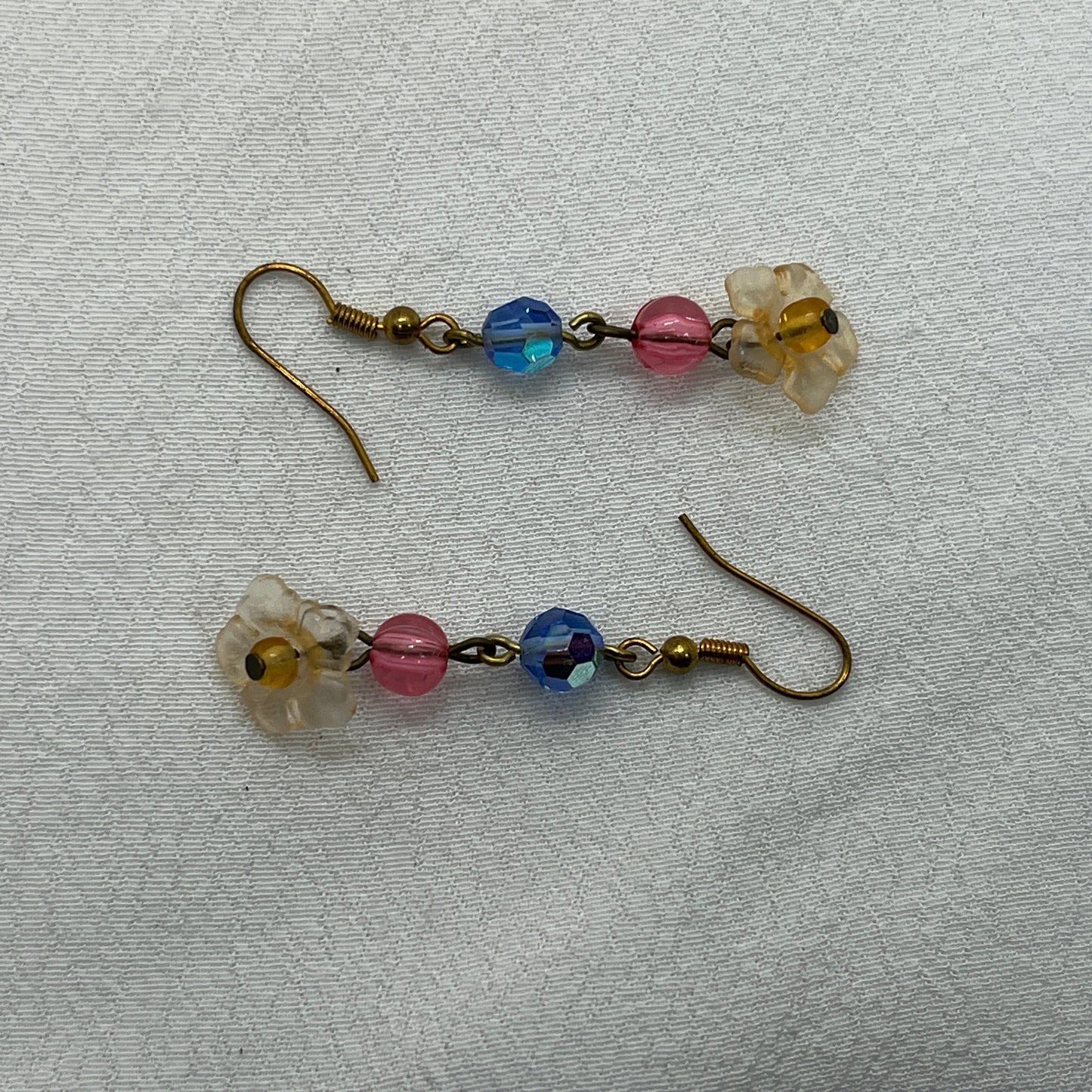 Messing øreringe med orange blomst