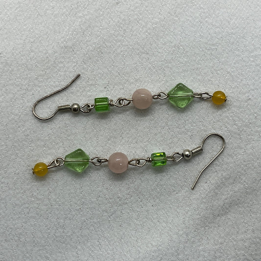 Sølv øreringe med grønne og rosa perler
