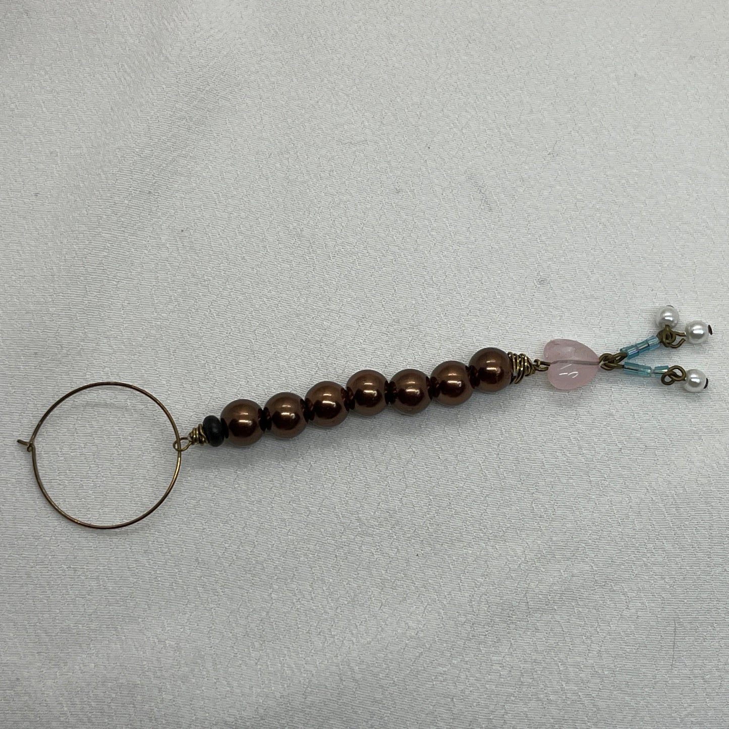 Single messing hoop med brune Ferskvandsperler