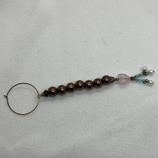 Single messing hoop med brune Ferskvandsperler