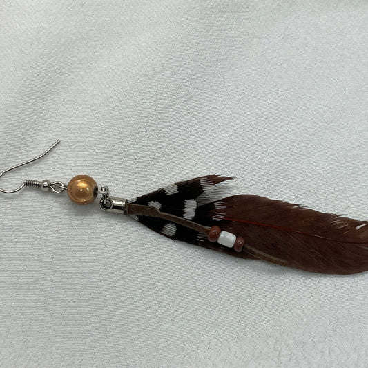 Single sølv ørering med brune fjer